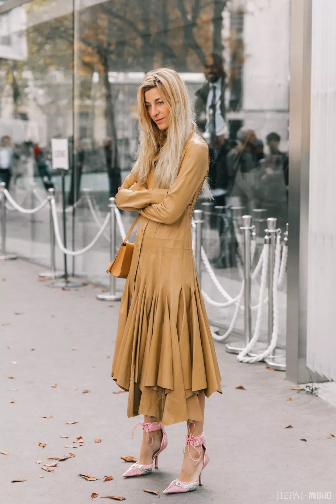 欧美街拍 潮人用皮衣支撑起整个秋天气场