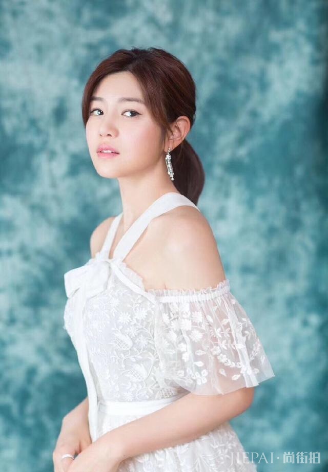 陈妍希穿连衣裙+牛仔外套,依然是那个青春少女