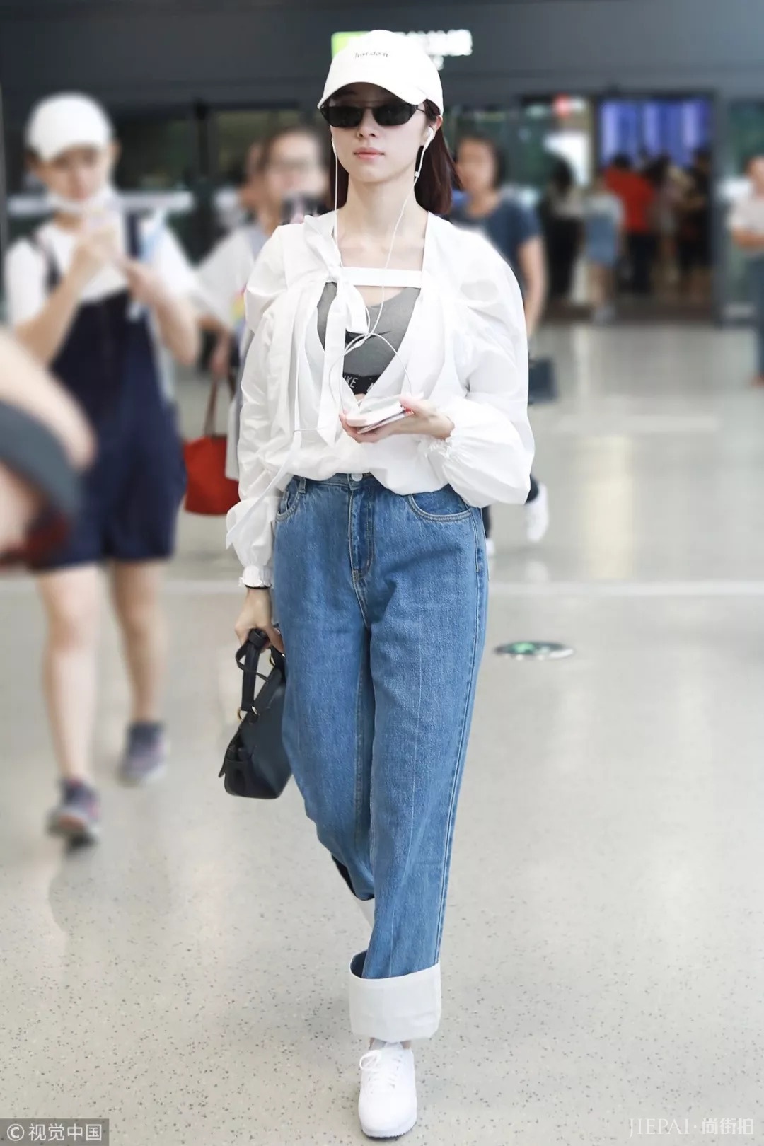 明星机场街拍 穿衣像吴宣仪张韶涵这样最酷!