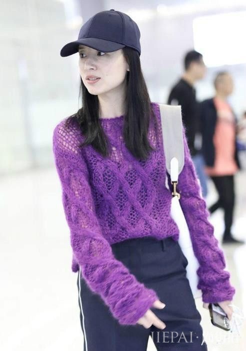 早秋毛衣救了董洁,搭配平底鞋,谁还敢说她老气?