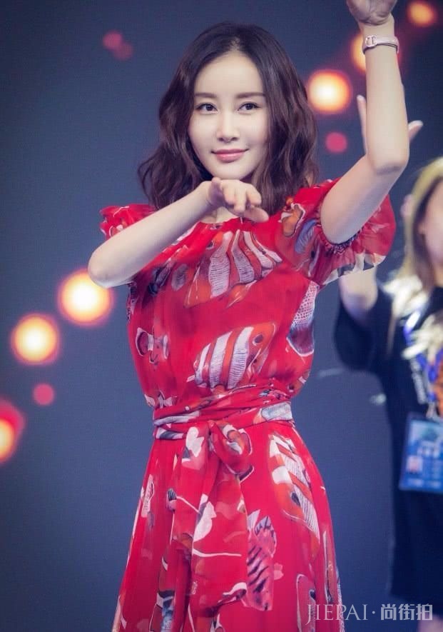 舒畅能歌善舞,小丑鱼裙秀技能