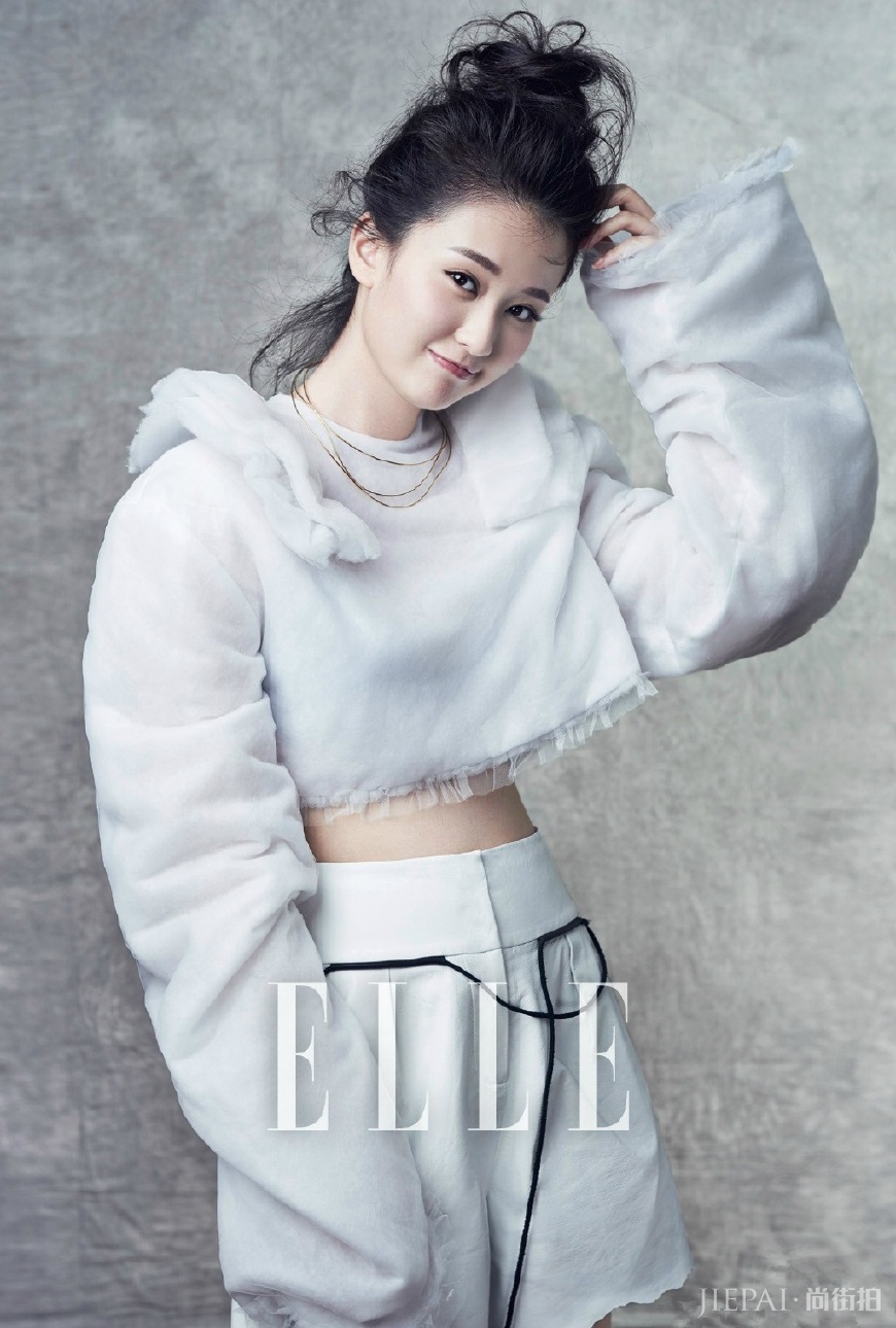 乔欣启程米兰观秀,一身运动套装竟被蛮腰抢了风头