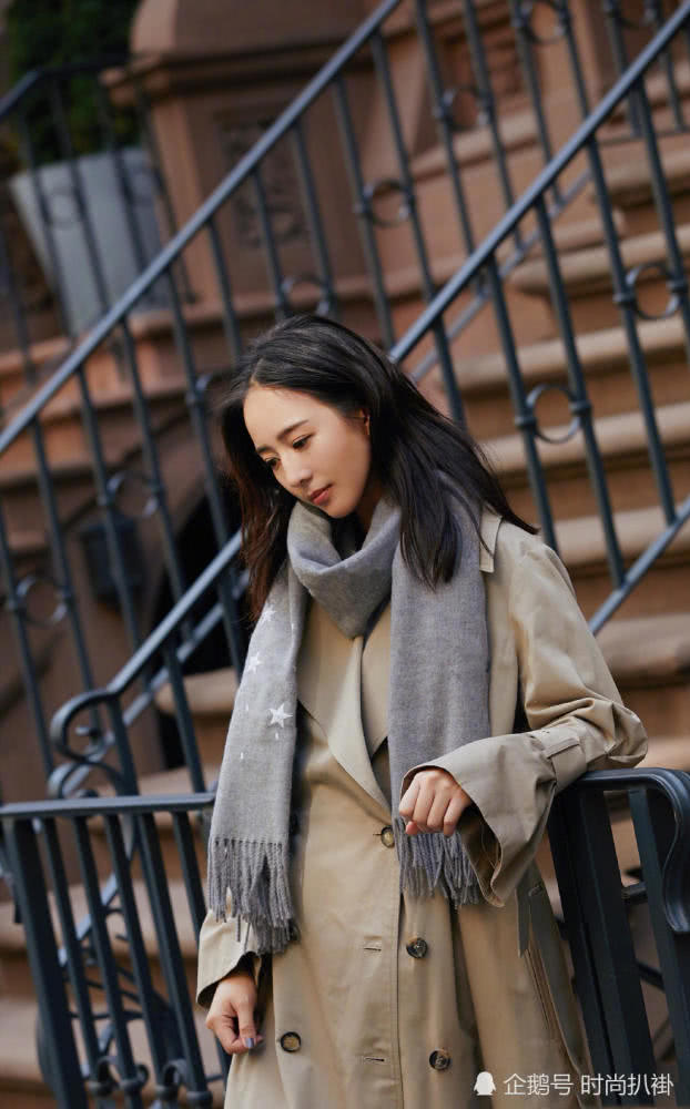 36岁张钧甯穿风衣街头照,遮肉又减龄,气质太好了