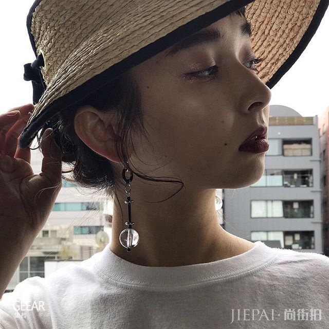 过目难忘的不完美脸孔：风格百变的日系模特偏爱黑色系酷帅穿搭！