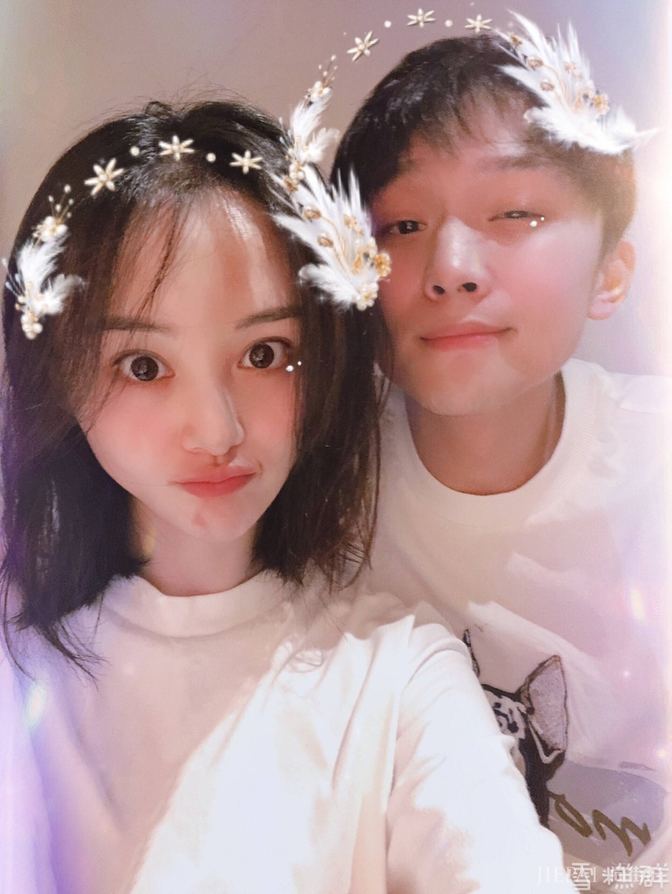 郑爽深夜晒男友张恒亲密自拍 首次公开示爱