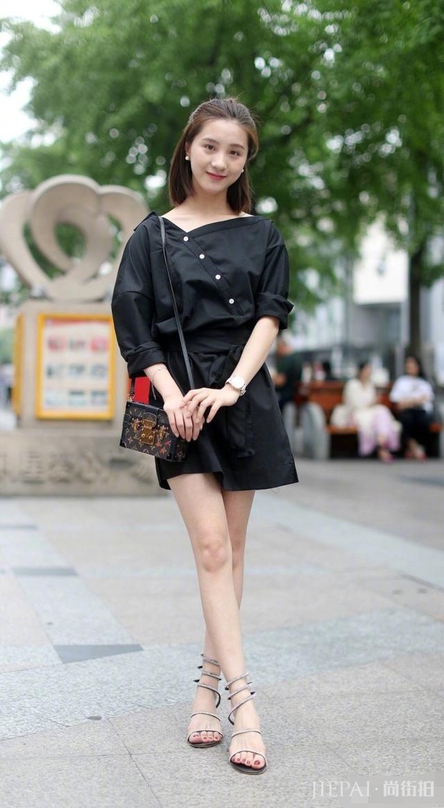 国内街拍:窈窕可人匀称的美女，靓丽青春很有画面感!