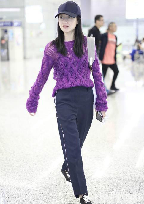 早秋毛衣救了董洁,搭配平底鞋,谁还敢说她老气?