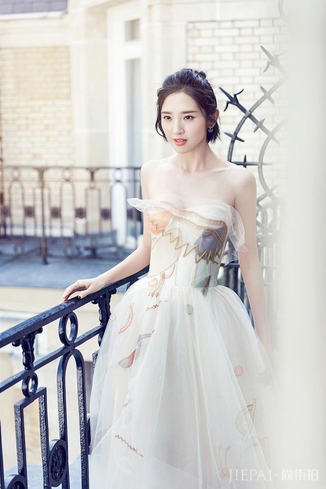 同是薄纱长裙吴昕却在气质上输给了唐艺昕,看来还是没学到精髓啊