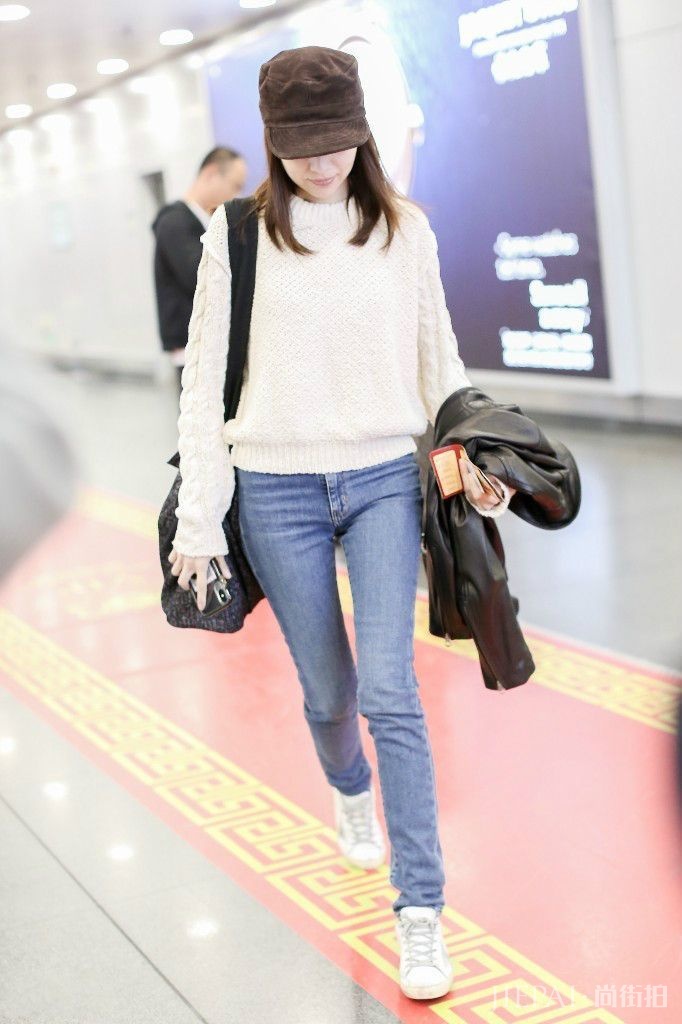 早秋毛衣救了董洁,搭配平底鞋,谁还敢说她老气?