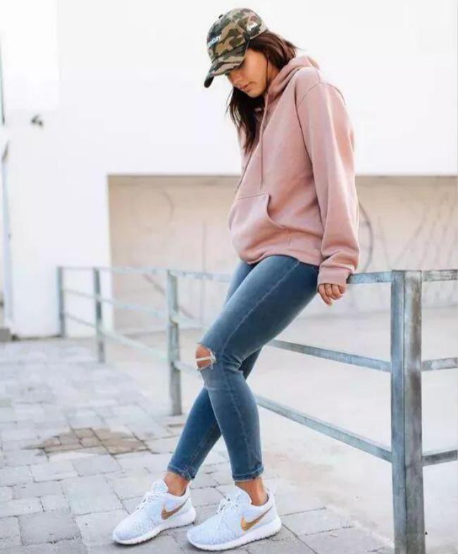 秋天卫衣这样搭配很流行,谁穿谁好看!