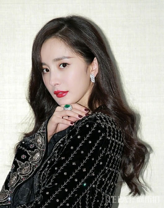 杨幂脚踩10cm“银针”现身,这么细不怕卡在地板里?