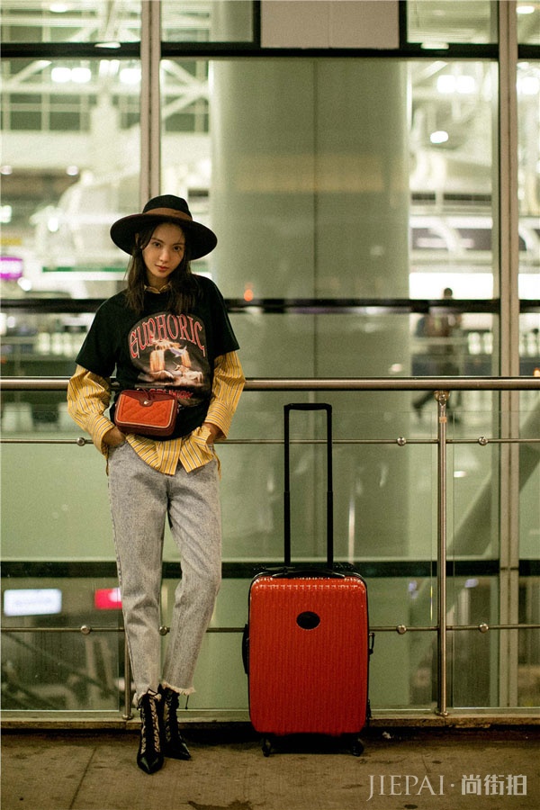 金晨纽约看秀归国 机场街拍变身摩登酷girl