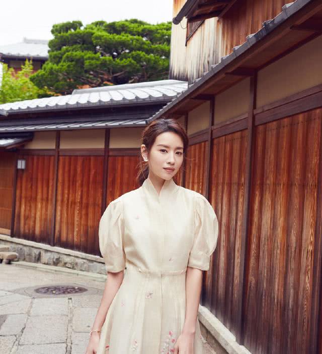 董洁身穿针织衫＋背带裤，38岁嫩回18岁，依旧是当年的冷清秋