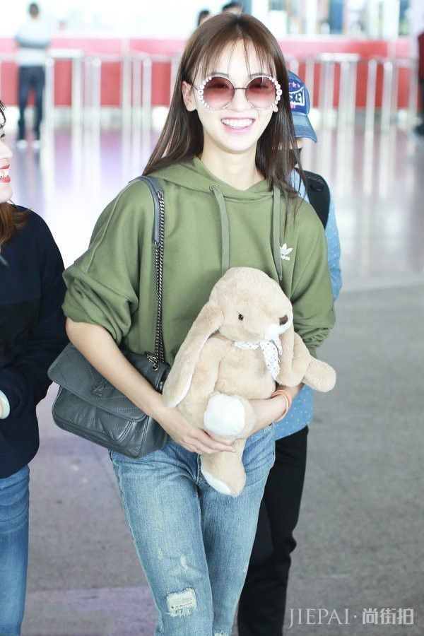 吴谨言机场穿的真随意,卫衣配牛仔裤,大学生标配轻松搭出前卫感!