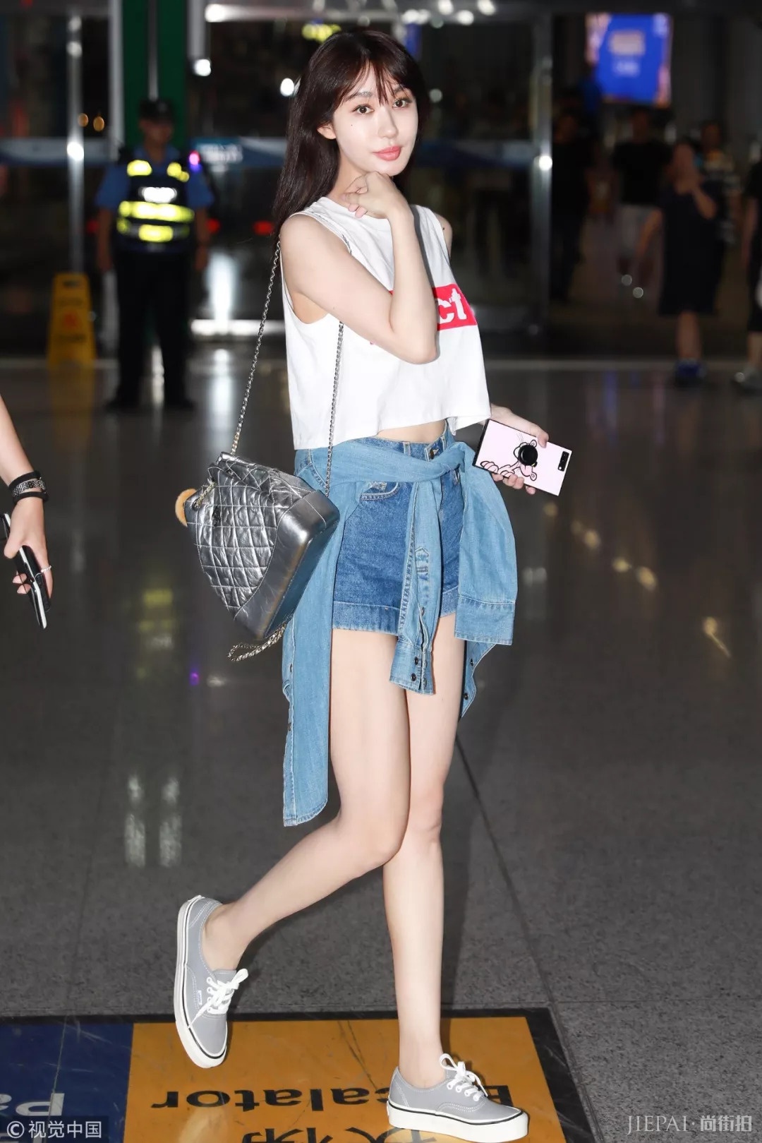 明星机场街拍 穿衣像吴宣仪张韶涵这样最酷!