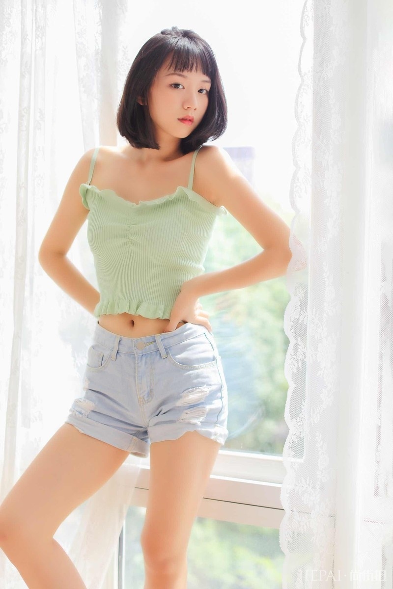 短发美女活力火辣 热裤美眉好身材写真