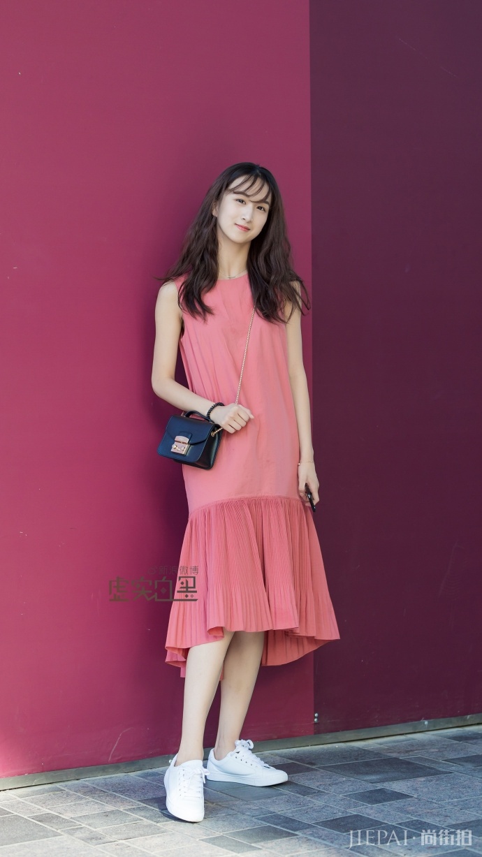 国内街拍 秋季街头连衣裙穿出好心情！