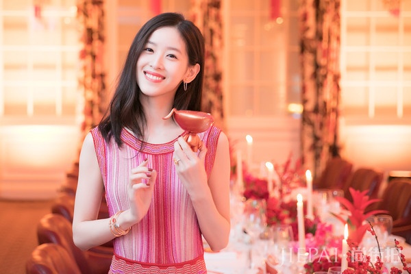奶茶妹妹章泽天不仅人生开挂,衣品也从小土妹一跃成白富美?