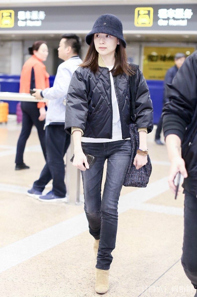 早秋毛衣救了董洁,搭配平底鞋,谁还敢说她老气?