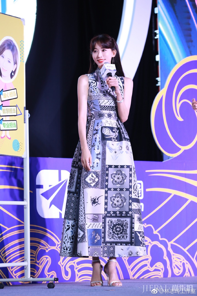 林志玲出席活动打扮保守,但一个地方让她陷入尴尬