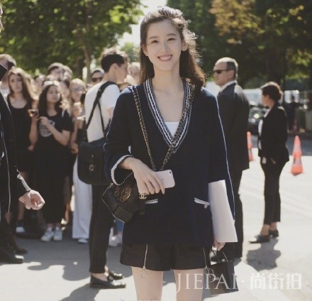 奶茶妹妹章泽天不仅人生开挂,衣品也从小土妹一跃成白富美?