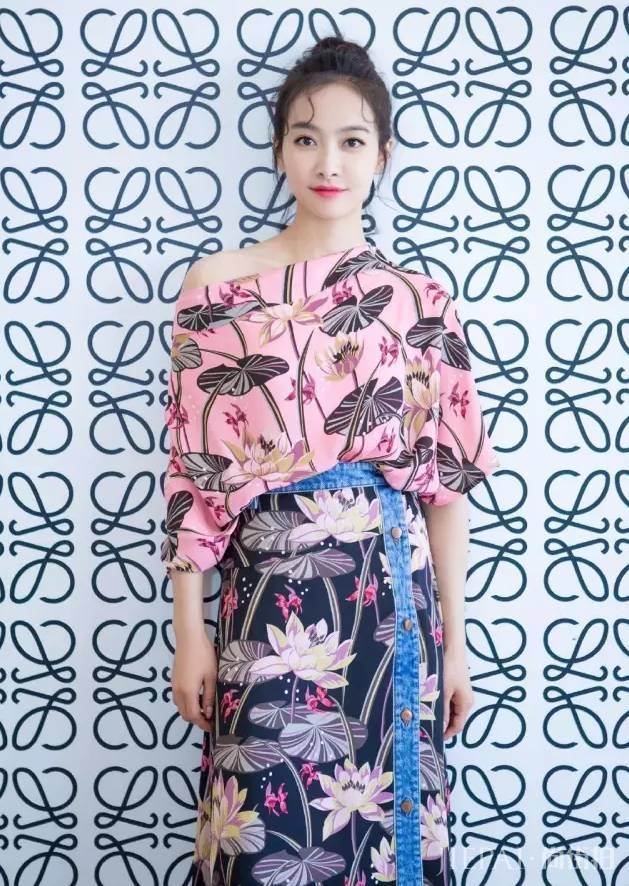 迪丽热巴的碎花连衣裙搭配，简直美美美爆了！