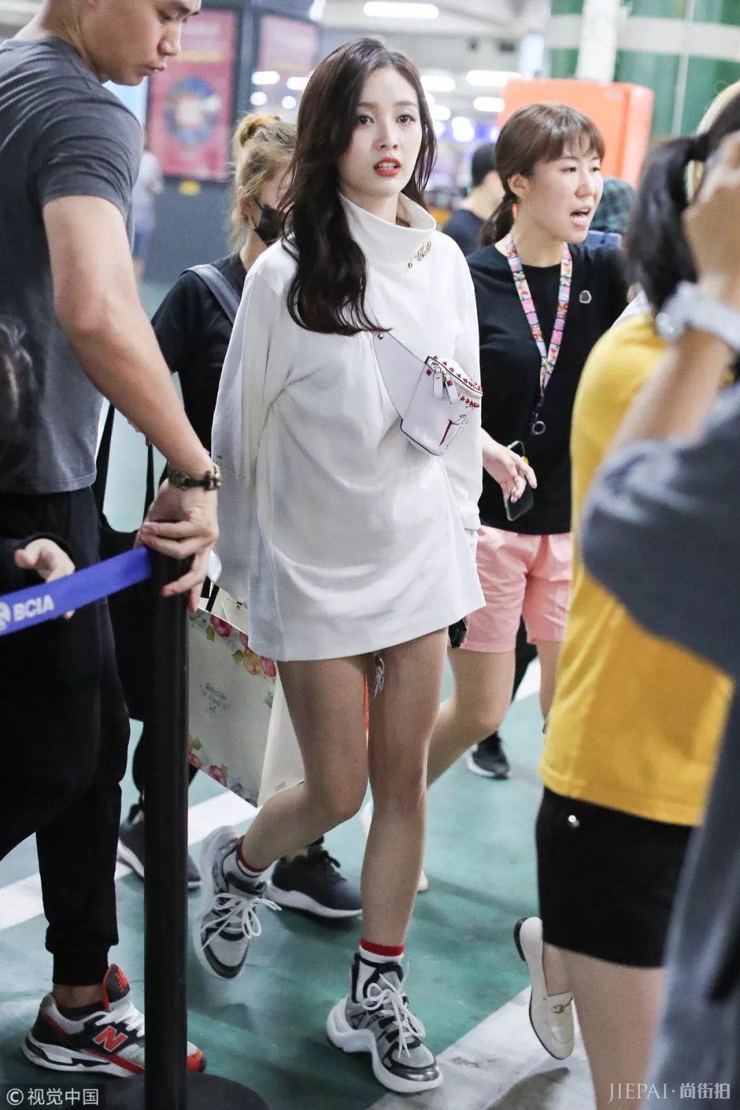 明星机场街拍 穿衣像吴宣仪张韶涵这样最酷!