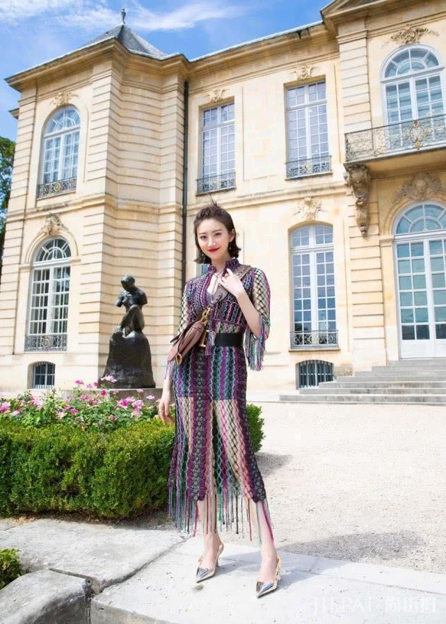 景甜机场街拍，她这身穿搭有个性又时髦，好看吗？