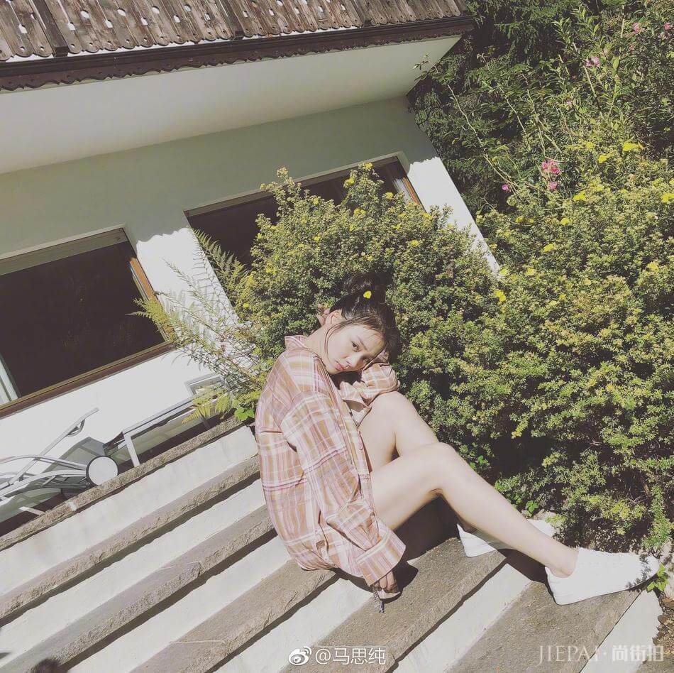 马思纯戴小黄花蹦高高童趣不减 穿吊带热裤又女人味十足