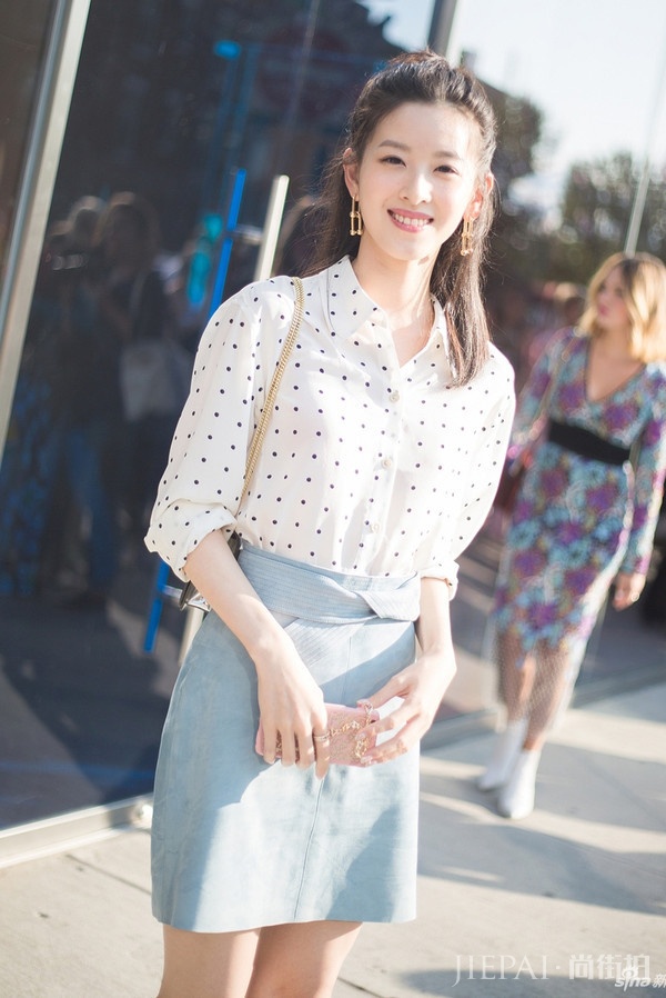 奶茶妹妹章泽天不仅人生开挂,衣品也从小土妹一跃成白富美?