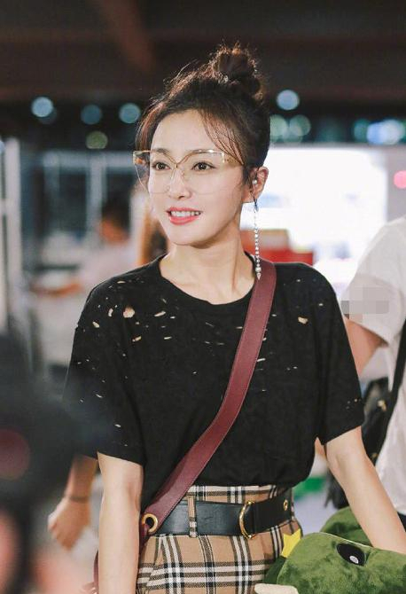 我们喜爱的秦岚又来了!最新的机场街拍把37岁的她捯饬成了高中生