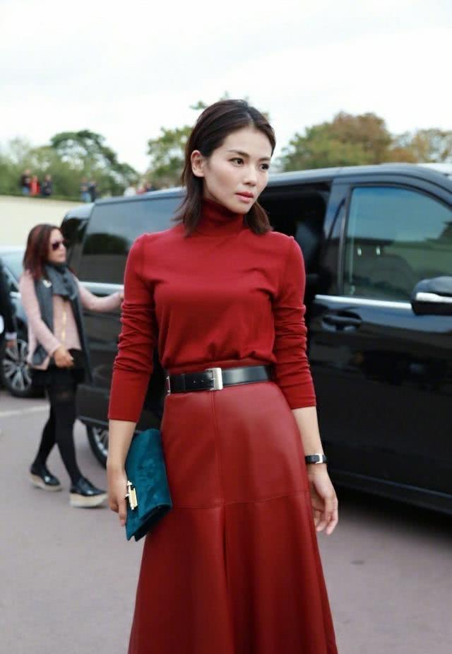 刘涛40岁还这么霸气！身穿红色连衣裙亮相，御姐范儿十足