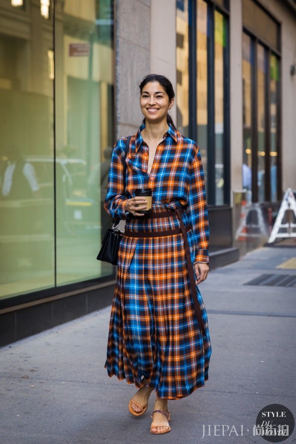 图片来源:.styledumonde 全世界最会穿衣服的女人!时尚博主Caroline Issa给你穿搭模板