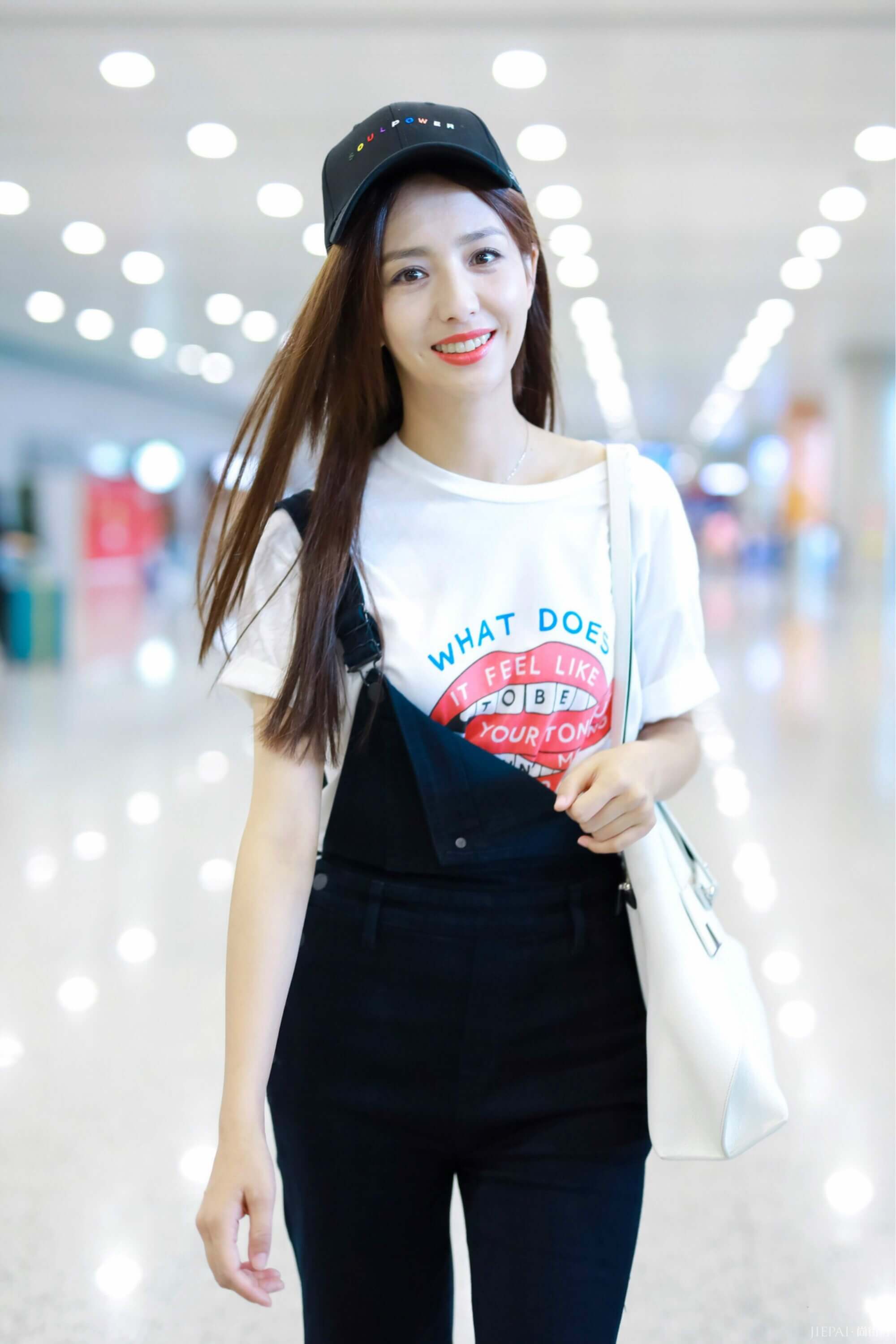 佟丽娅街拍 穿背带裤居然不系肩带，网友：幸亏胯够宽