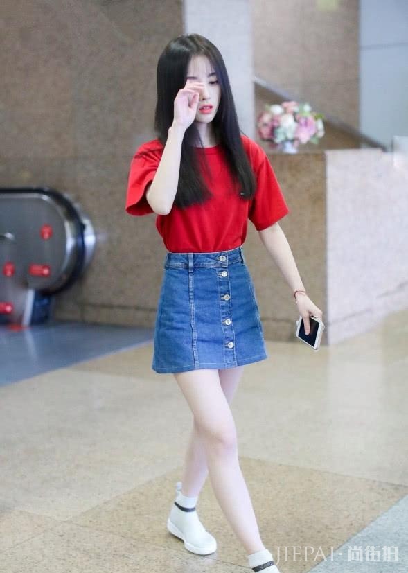 鞠婧祎把卫衣当连衣裙穿，人美怎么搭配都好看！