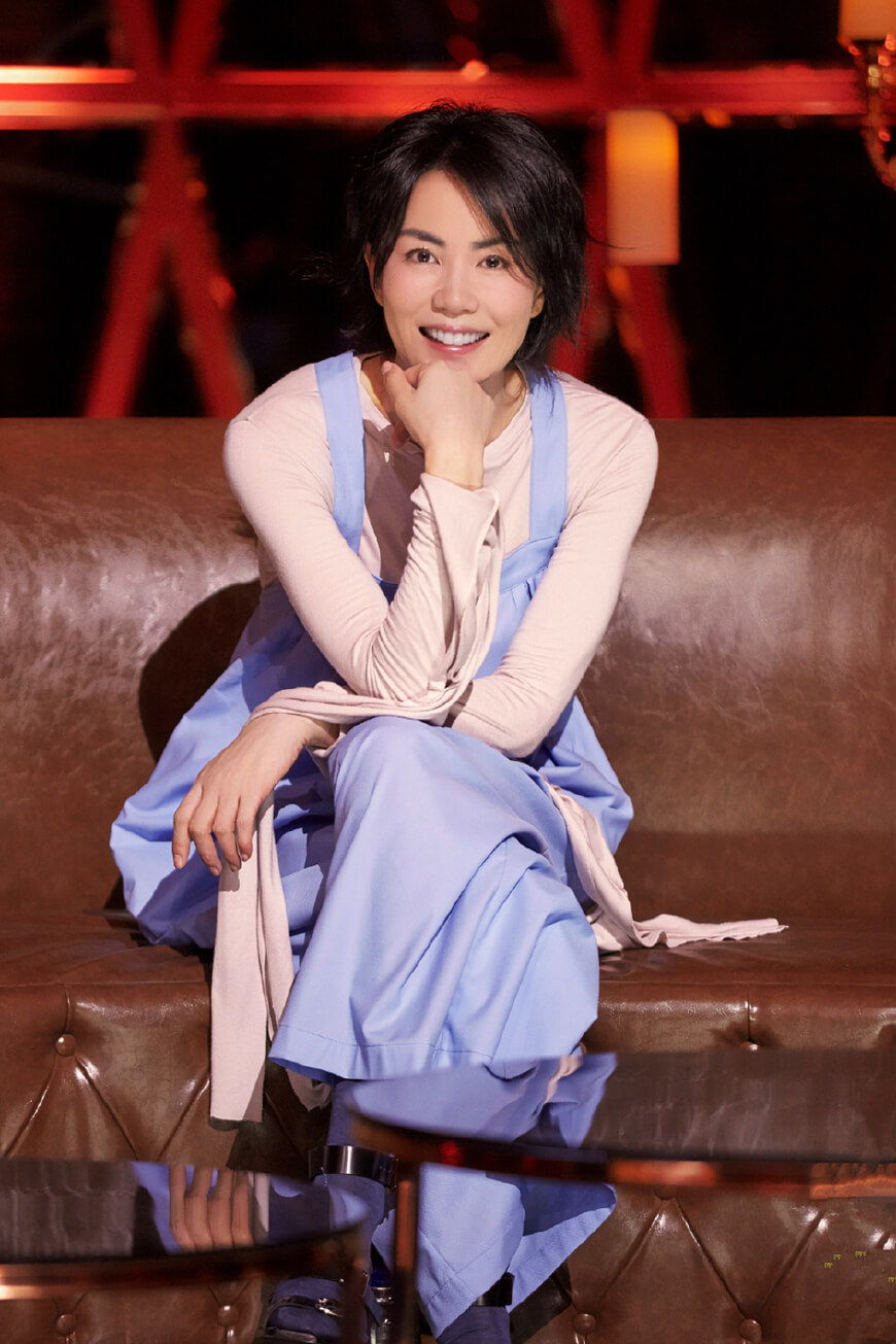 王菲15年前造型曝光!穿荷叶裙踩驴蹄鞋,居然引领潮流这么多年