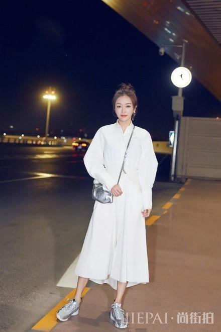 一身白裙的秦岚如此惊艳，果然是人美穿啥都美啊！