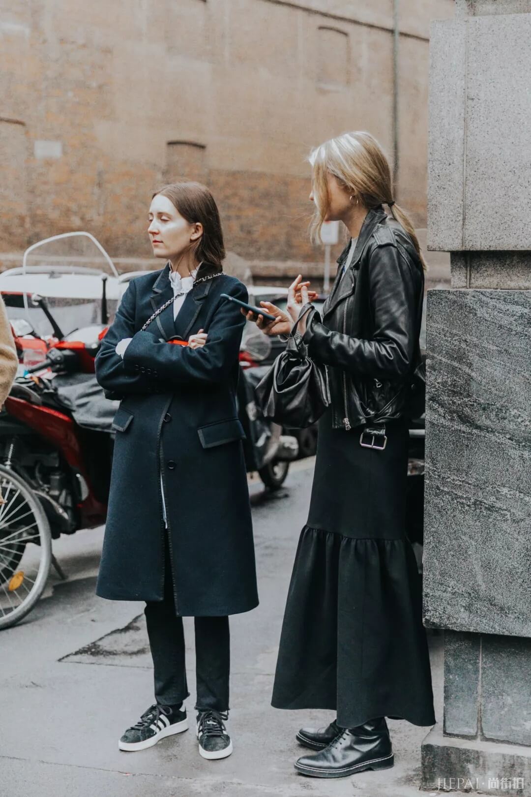 欧美街拍 潮人用皮衣支撑起整个秋天气场