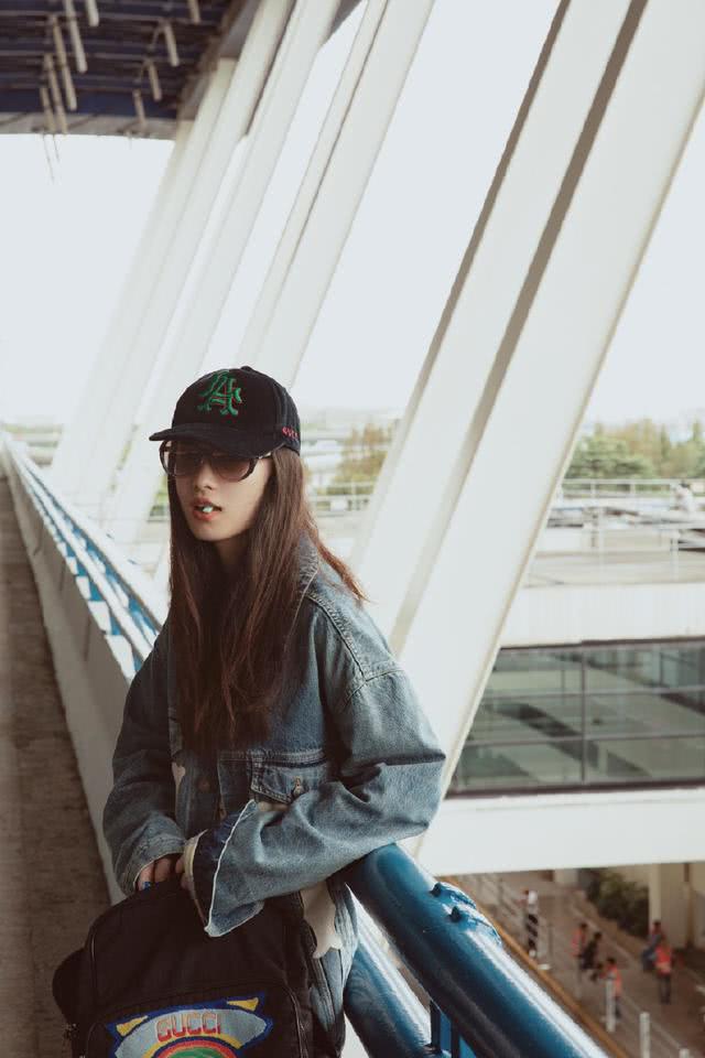 倪妮美起来真不低调!一袭黄色连衣裙时尚优雅,这气质真是没谁了