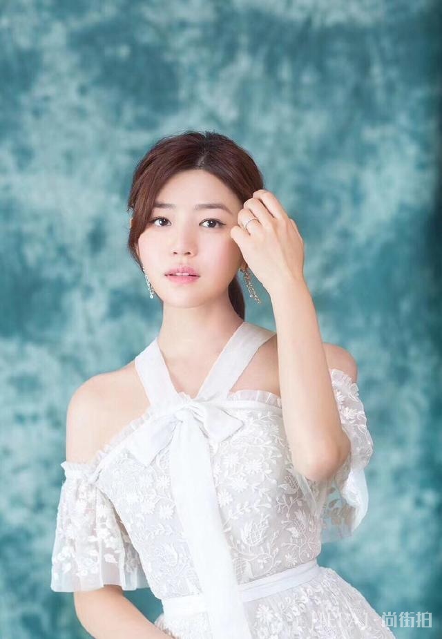 陈妍希穿连衣裙+牛仔外套,依然是那个青春少女