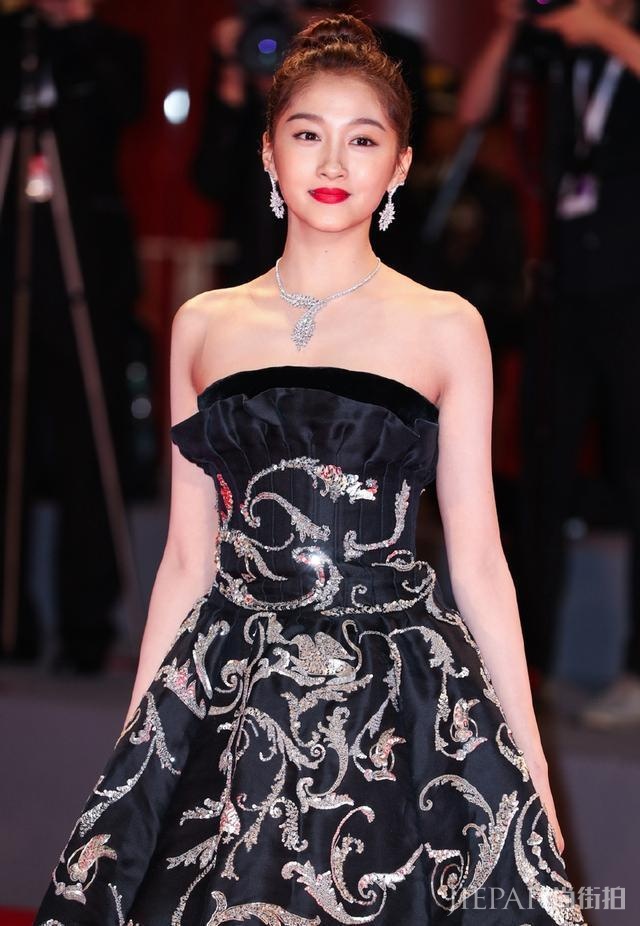 关晓彤走红毯黑金蓬蓬裙显老土气