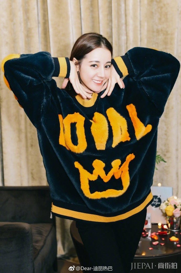 迪丽热巴喜提5000W粉 为粉丝门送上一波九宫格,很萌很可爱