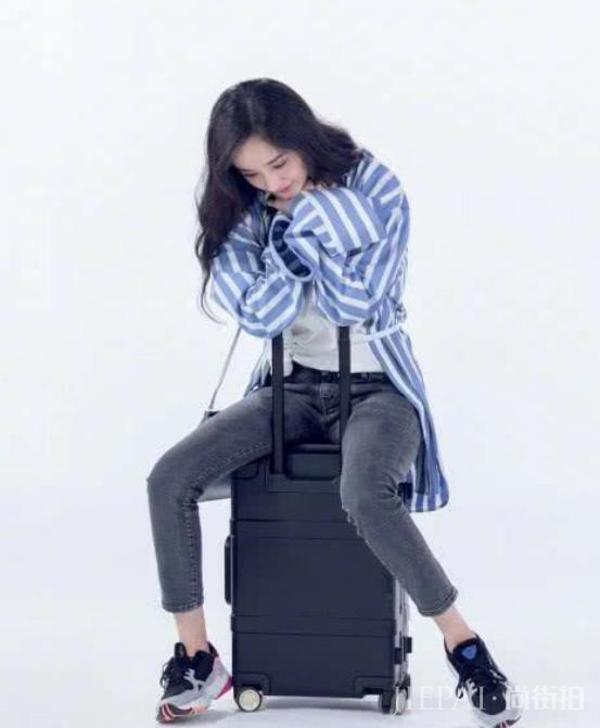 杨幂瘦到腰间戴玉镯，但人美穿衣打扮怎么都好看！