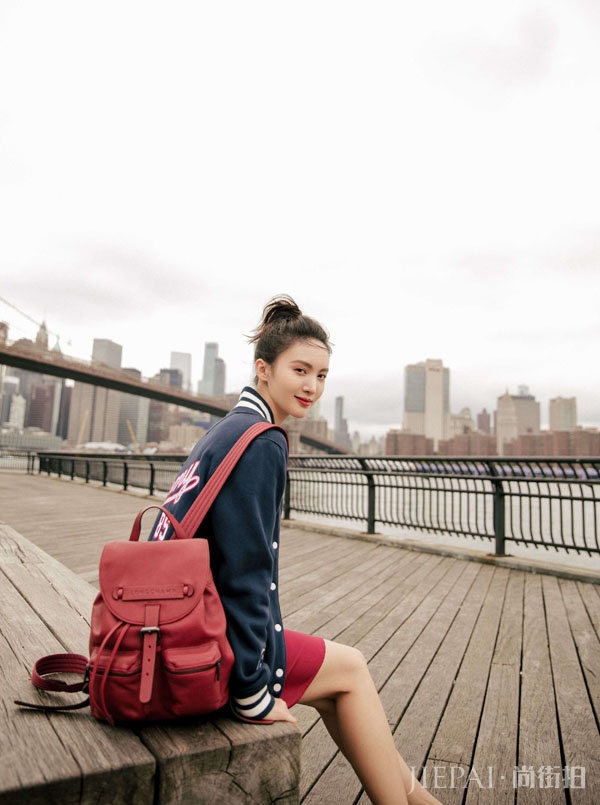 金晨曝纽约街头写真 慵懒随性彰显美式风范