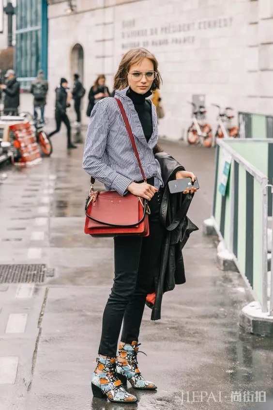 欧美街拍 潮人用皮衣支撑起整个秋天气场