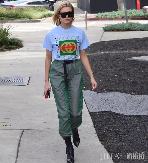 T恤搭工装裤，小姐姐的别样中性风