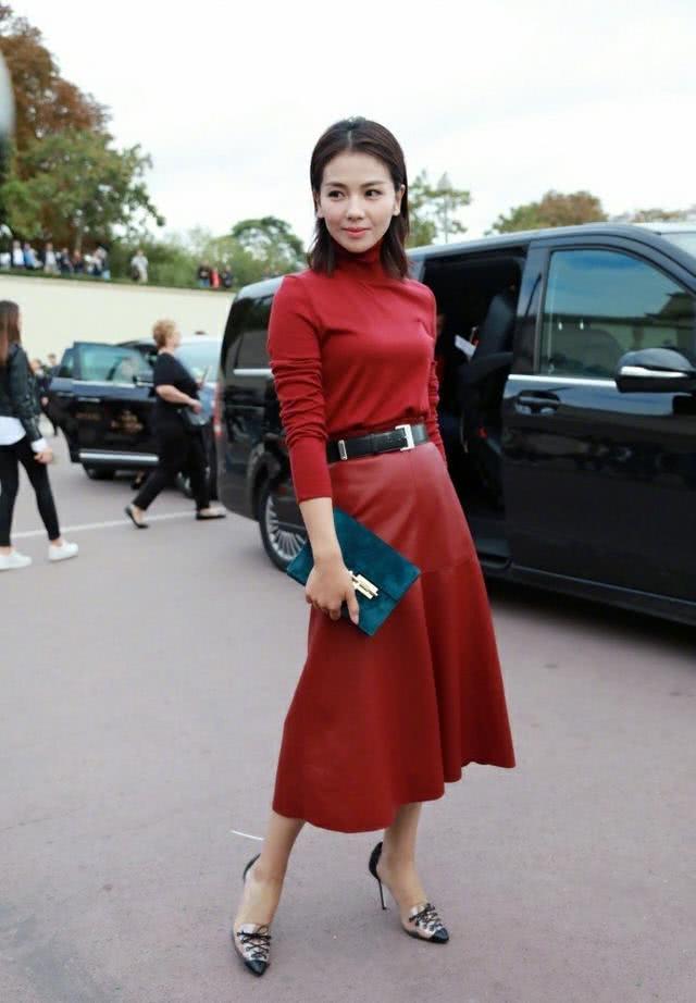 刘涛40岁还这么霸气！身穿红色连衣裙亮相，御姐范儿十足