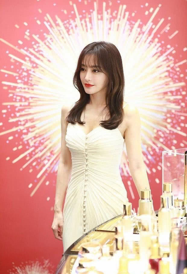 秦岚又换新发型，空气刘海甜到炸，气质女神秒变软萌少女