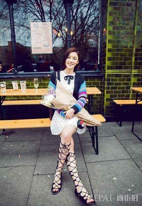 袁姗姗“马仔装”现身机场街拍