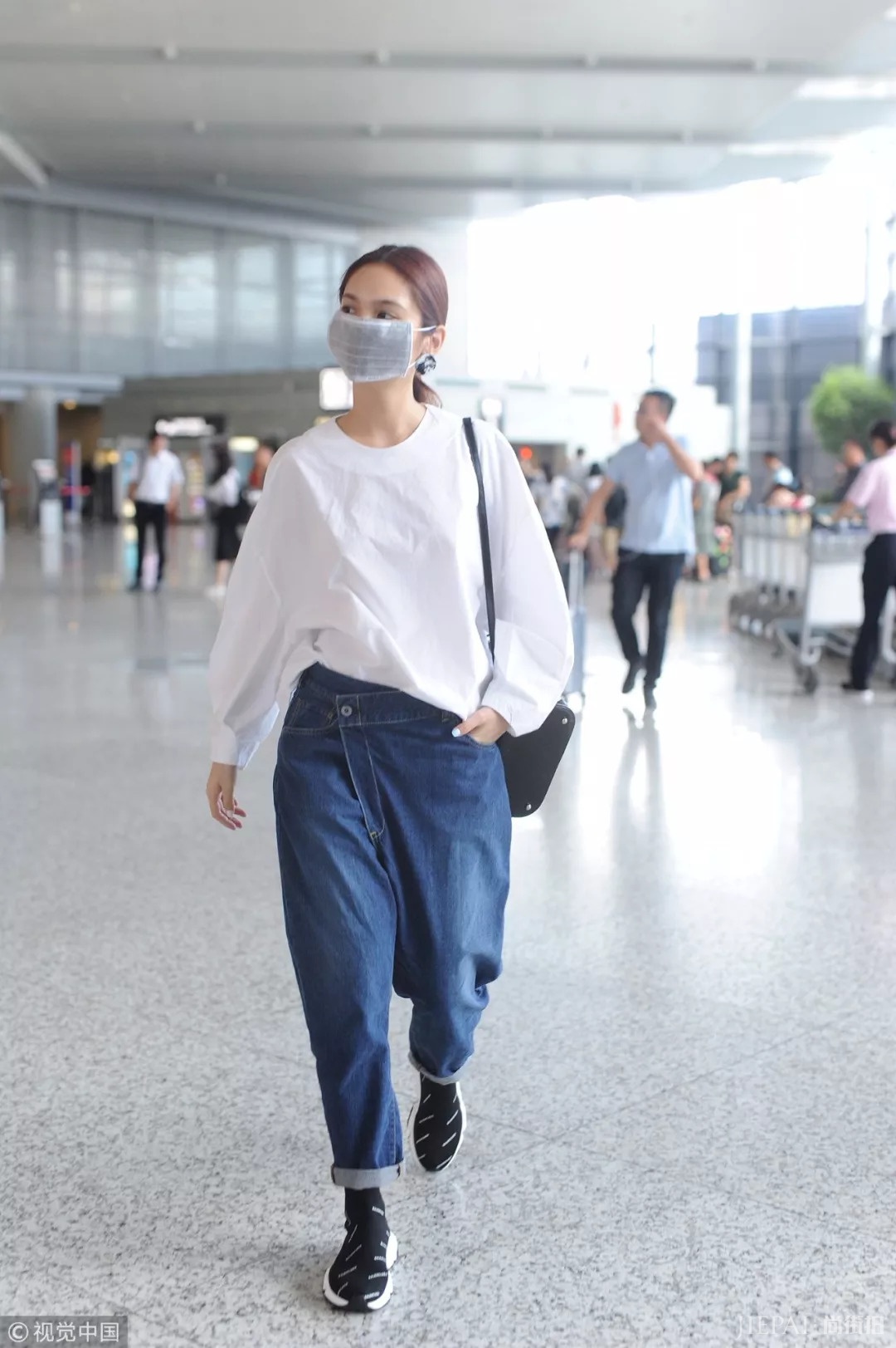 明星机场街拍 穿衣像吴宣仪张韶涵这样最酷!